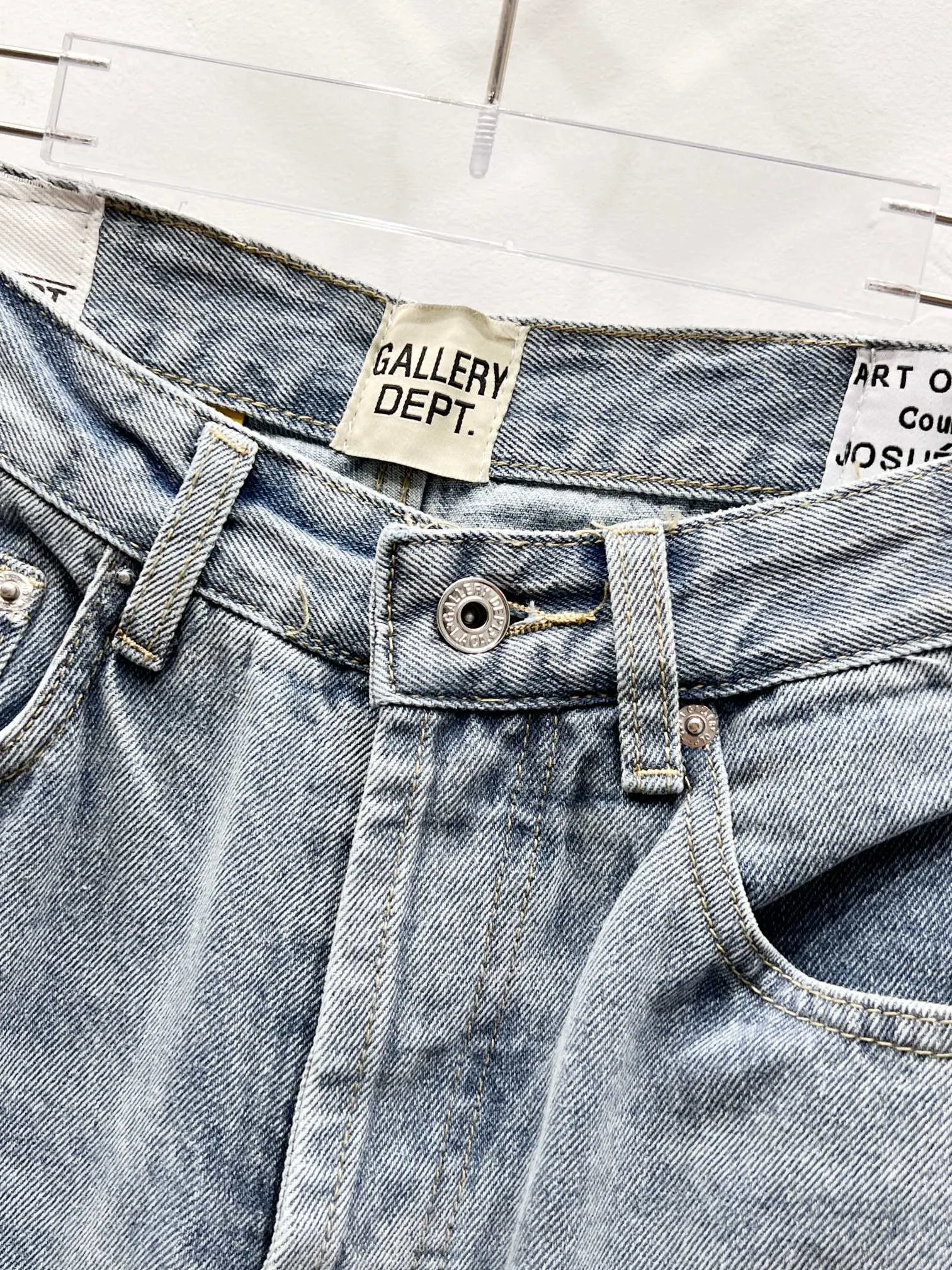 P250 Style No.: (c058) GALLERY DEPT & Chrome Hearts Jointed Cross Loose Washed Flared Jeans True to Restore the Ultimate Vintage Texture Original Hardware Accessories Washed and Elevator Cards, QR Code Analysis Are All Procured from the Original Factory, High Restoration Degree, You Are Welcome to Compare Any Products ~ Three-dimensional Version Loose and Comfortable without Picking Your Figure Appearing Tall and Slim Manufacturer Seiko Original Factory Quality Control Same Style for Men and Women Can Be Matched for Couples Versatile Recommendations Jeans that are a must-have for all seasons. Trendy people have been disappointed. From the quality selection of fabrics, the tailoring of details, and the matching of patterns, they are all impeccable! The upper body is so handsome when worn...it can be easily worn by men, women and children! The craftsmanship uses heavy-duty washed pure cotton denim fabric. After washing, it is soft and thick. It is very stylish when worn on the body. Size: 28, 30, 32, 34, 36 (S-XXL) Color: Stitching